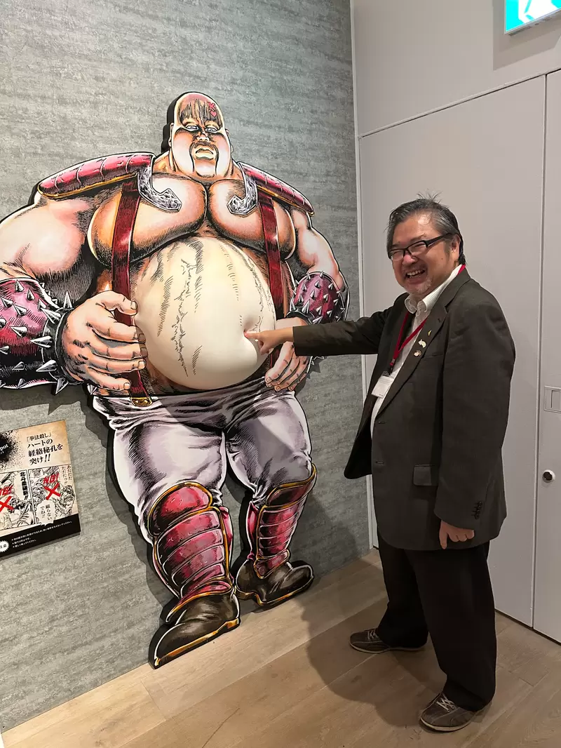 《北斗神拳原画展》展览商品「修武手机架」这个设计也太地狱哏了吧