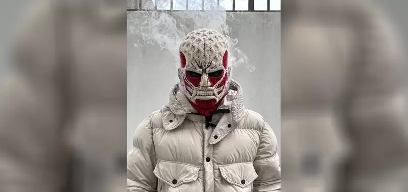网友手工缝制《超大巨人头套》还原「进击的巨人」当中造型，一戴上马上就有感被支配的恐惧
