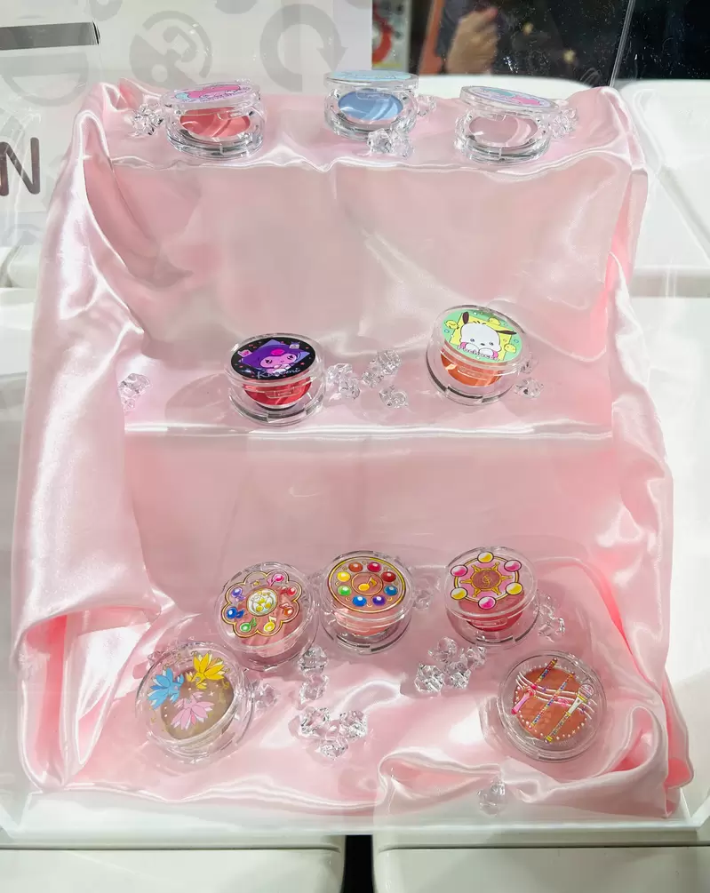 扭蛋新型态《化妆品扭蛋》这扭蛋已经进化到这样了吗？小魔女DoReMi与三丽鸥抢先推出