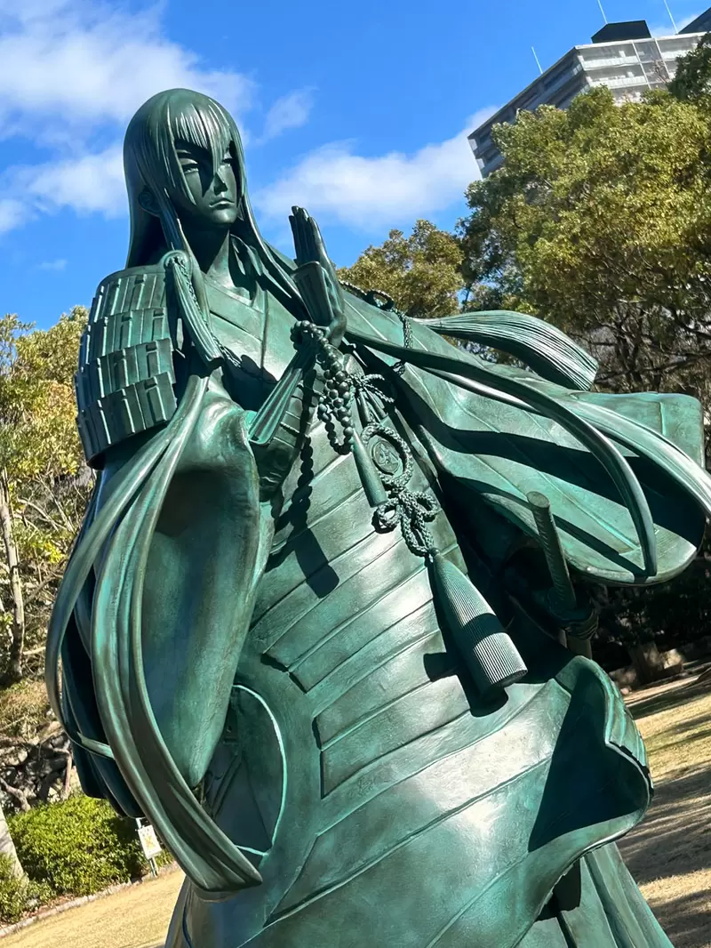 铜像揭幕《刀剑乱舞江雪左文字》1:1比例雕像设置在日本福山市的福山城公园中