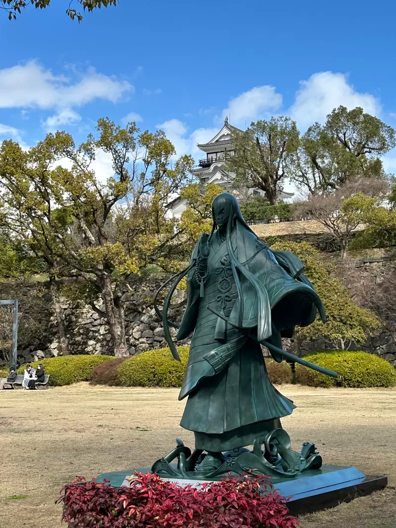 铜像揭幕《刀剑乱舞江雪左文字》1:1比例雕像设置在日本福山市的福山城公园中
