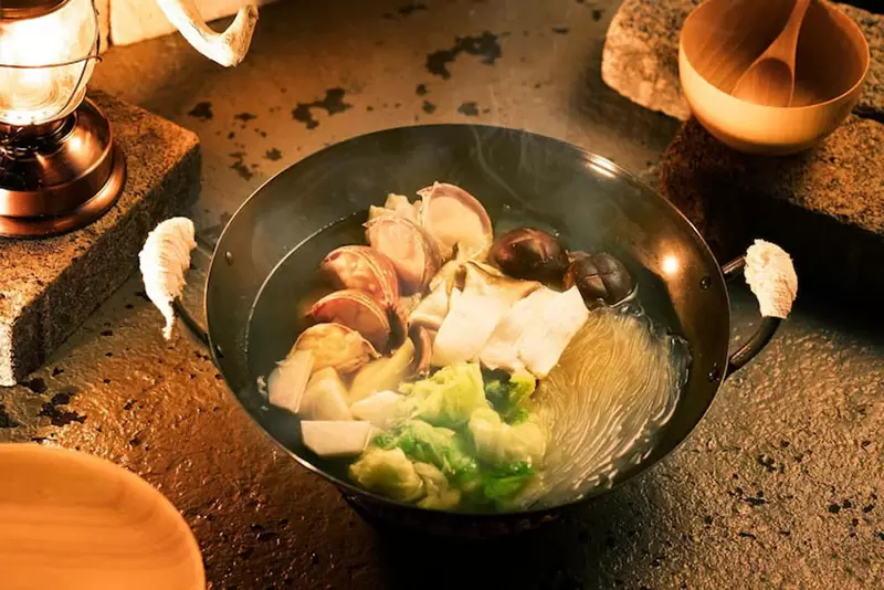 《迷宫饭周边锅具组》刻有作者「九井谅子」手绘图案的烹饪用品，让你料理魔物时更加得心应手(疑?)