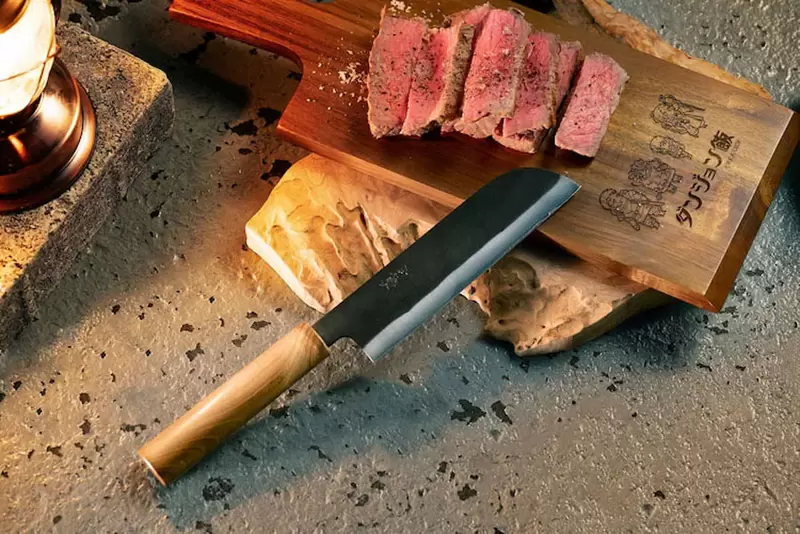 《迷宫饭周边锅具组》刻有作者「九井谅子」手绘图案的烹饪用品，让你料理魔物时更加得心应手(疑?)