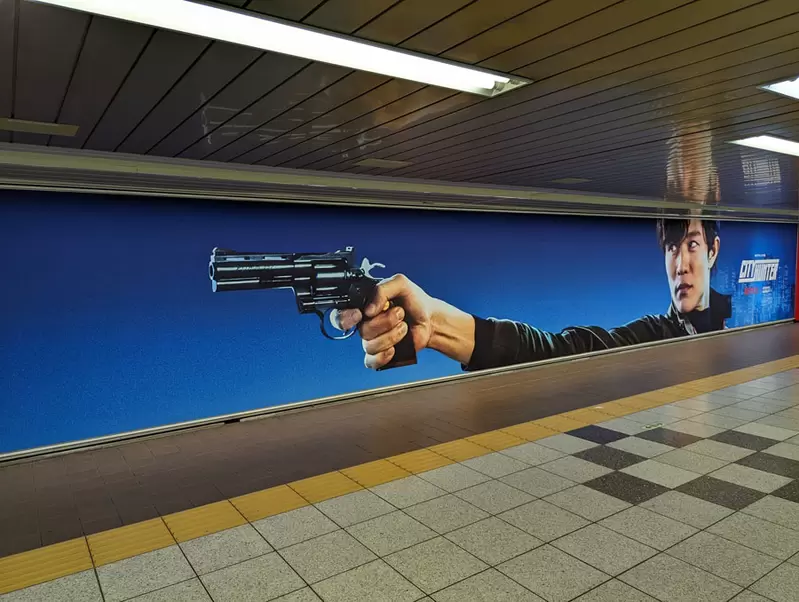 NETFLIX真人版《城市猎人》广告在新宿「Metro Promenade」的墙面上还真的做出了弹孔效果