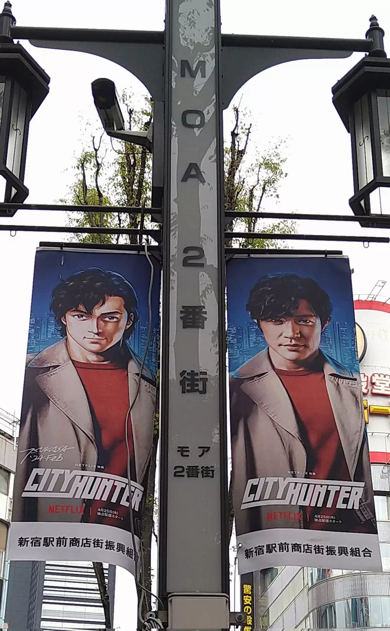 NETFLIX真人版《城市猎人》广告在新宿「Metro Promenade」的墙面上还真的做出了弹孔效果
