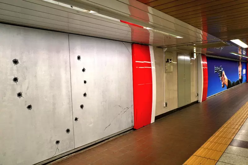 NETFLIX真人版《城市猎人》广告在新宿「Metro Promenade」的墙面上还真的做出了弹孔效果