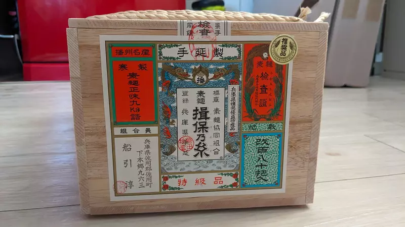 《这箱子装钢链单行本超好用》揖保乃糸木箱引发动漫迷关注先跟９公斤面线做等价交换