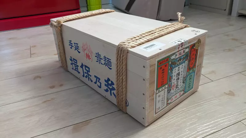 《这箱子装钢链单行本超好用》揖保乃糸木箱引发动漫迷关注先跟９公斤面线做等价交换