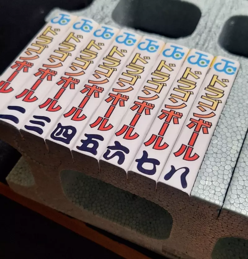 强者网友制作《七龙珠立体书背》耗时2天制作的模型，还原漫画整套收集起来的模样