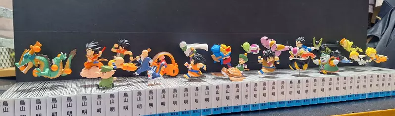 强者网友制作《七龙珠立体书背》耗时2天制作的模型，还原漫画整套收集起来的模样