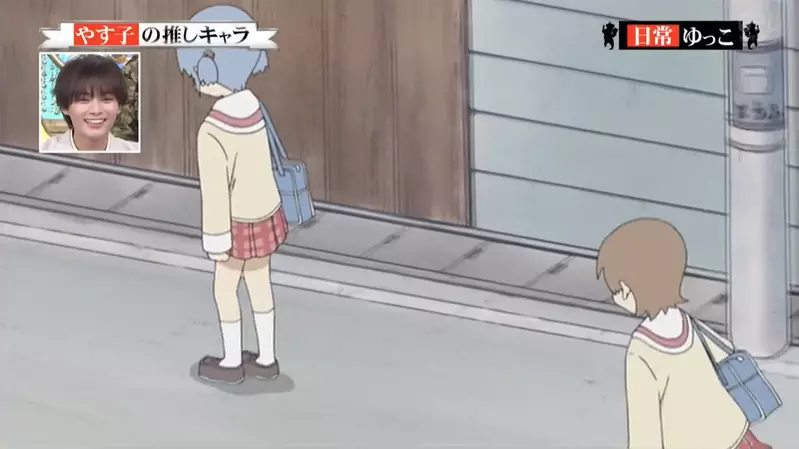 《日本搞笑艺人YASUKO》宣传照的招牌举手动作竟然是取自日常动画的一幕？
