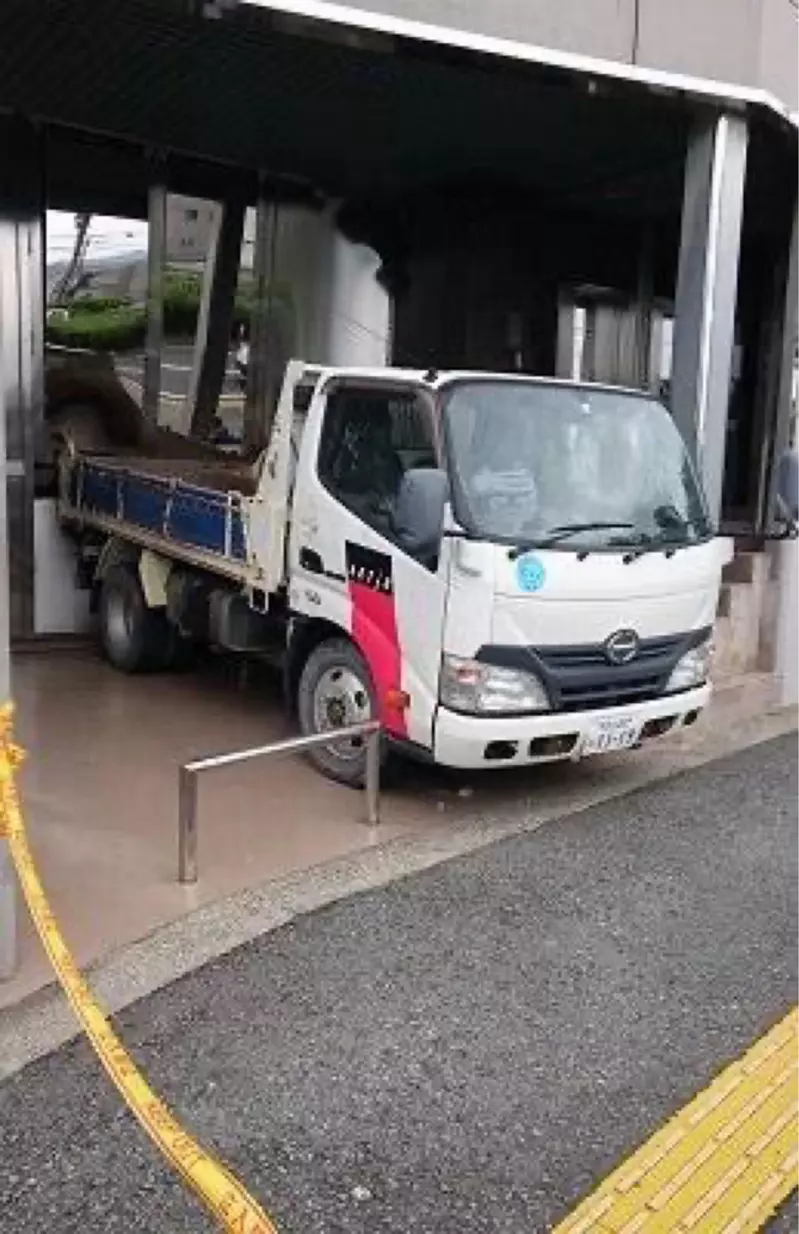 《开车撞建筑》专业的都不从正面而是倒车撞？日本黑道已经示范过好几次了