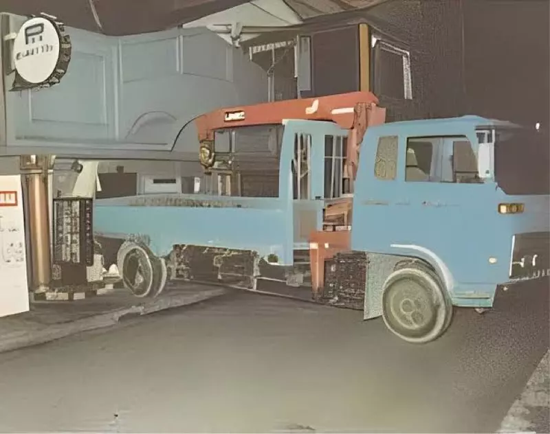 《开车撞建筑》专业的都不从正面而是倒车撞？日本黑道已经示范过好几次了
