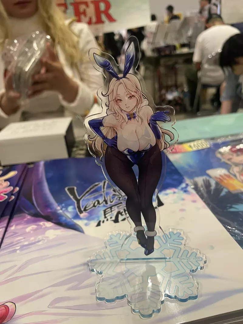 《漫画家同人展惊魂记》订购压克力人形立牌被遗忘厂商当天赶出来成功避免开天窗