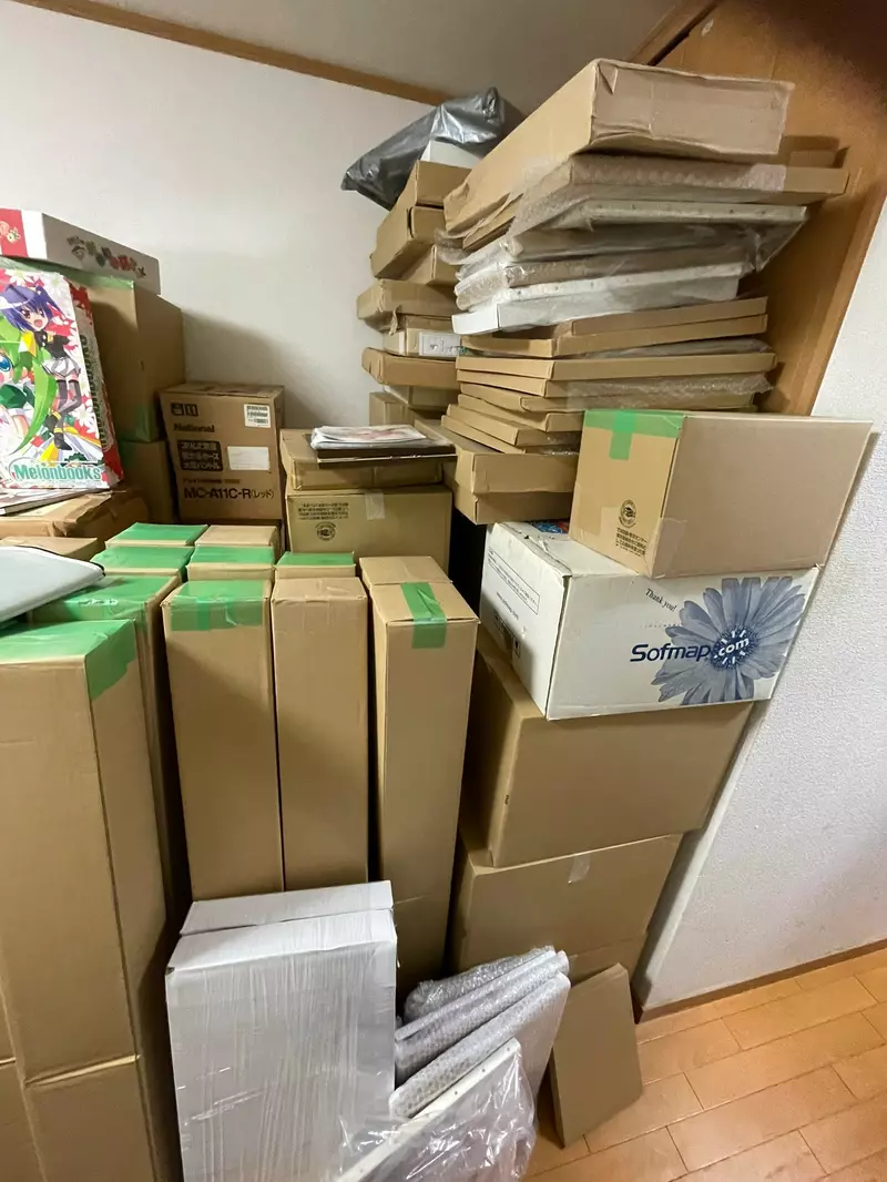 《资深宅宅的遗物》动漫周边堆积如山家属好苦恼生前喜爱的画师义不容辞来帮忙