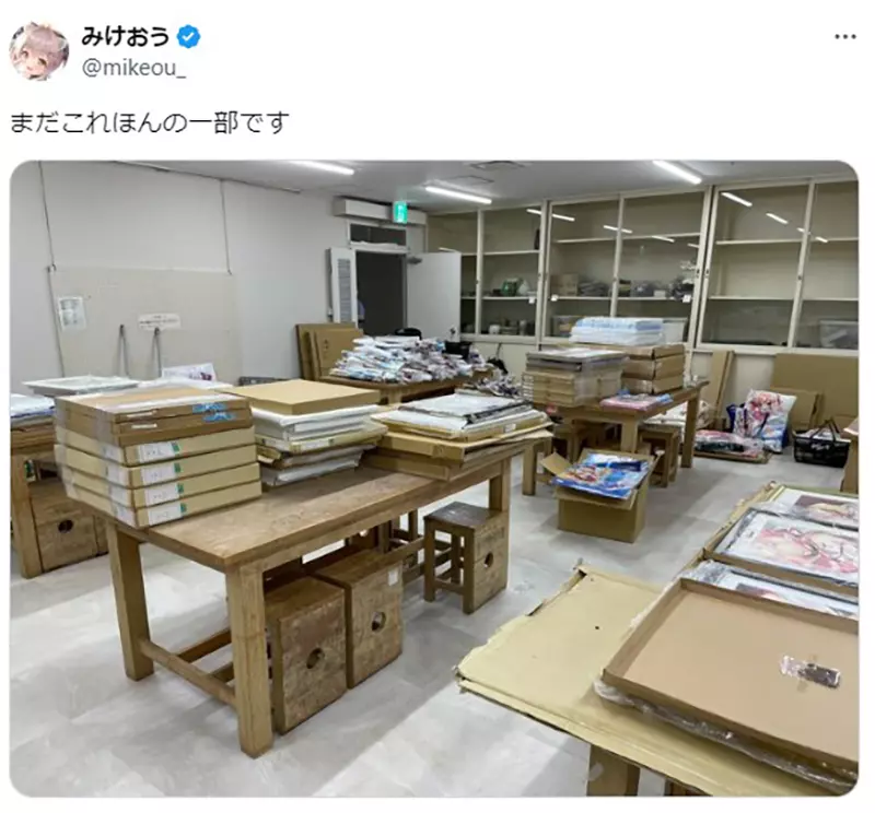 《资深宅宅的遗物》动漫周边堆积如山家属好苦恼生前喜爱的画师义不容辞来帮忙