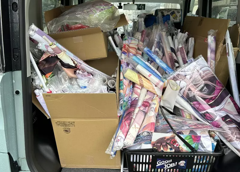 《资深宅宅的遗物》动漫周边堆积如山家属好苦恼生前喜爱的画师义不容辞来帮忙