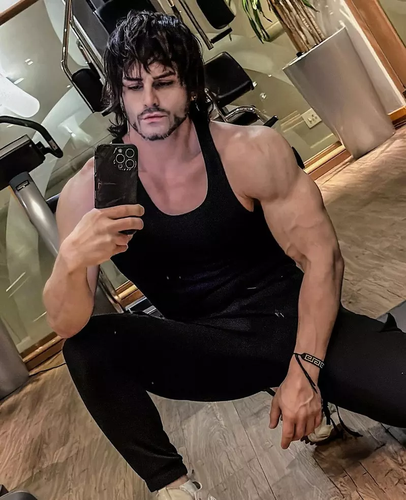 义大利猛男Coser《Taryn》神还原咒术回战「两面宿傩」、「伏黑甚尔」造型，一身健美肌肉简直无可挑剔
