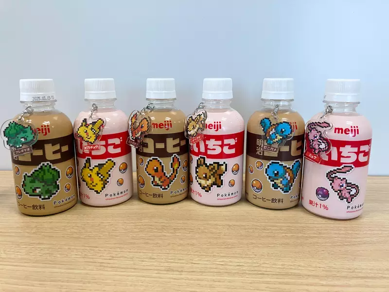 不能错过《明治咖啡与草莓宝可梦套组》超可爱的宝可梦像素瓶盖吊饰