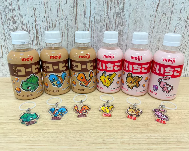 不能错过《明治咖啡与草莓宝可梦套组》超可爱的宝可梦像素瓶盖吊饰